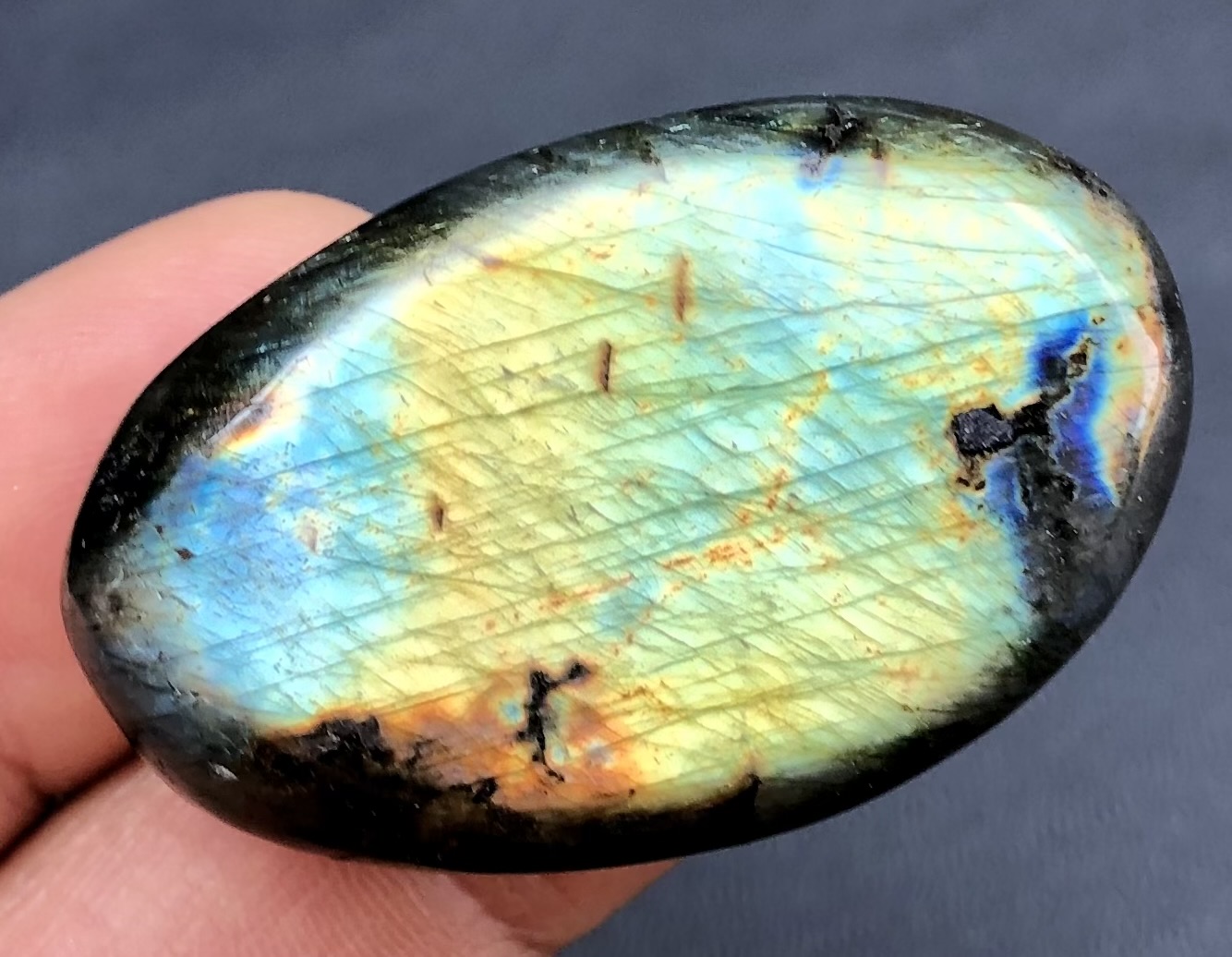 Yellow-Green-Blue Labradorite Pebble 1.06 oz